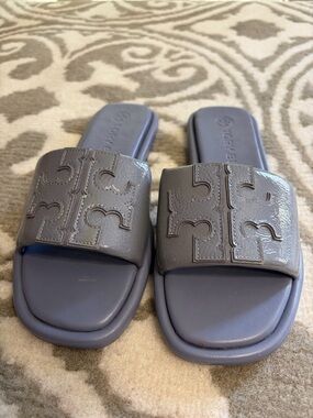 Tory Burch Patent Logo Slide Sandals in Lavender Gray